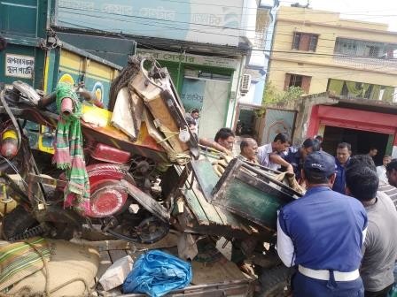 চুয়াডাঙ্গায় ট্রাক চাপায় আলমসাধু চালকের মৃত্যু!