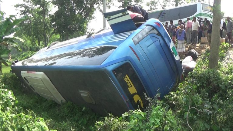 ঝিনাইদহে বাস নিয়ন্ত্রন হারিয়ে উল্টে ১০ জন আহত