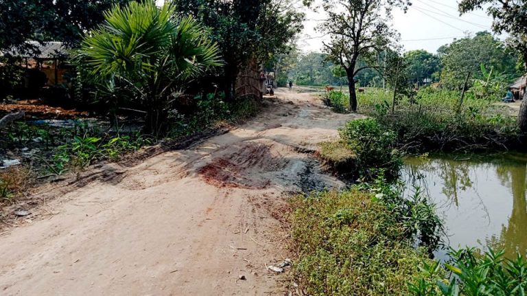 দুই কিলোমিটার রাস্তা এখন গ্রামবাসির গলার কাঁটা