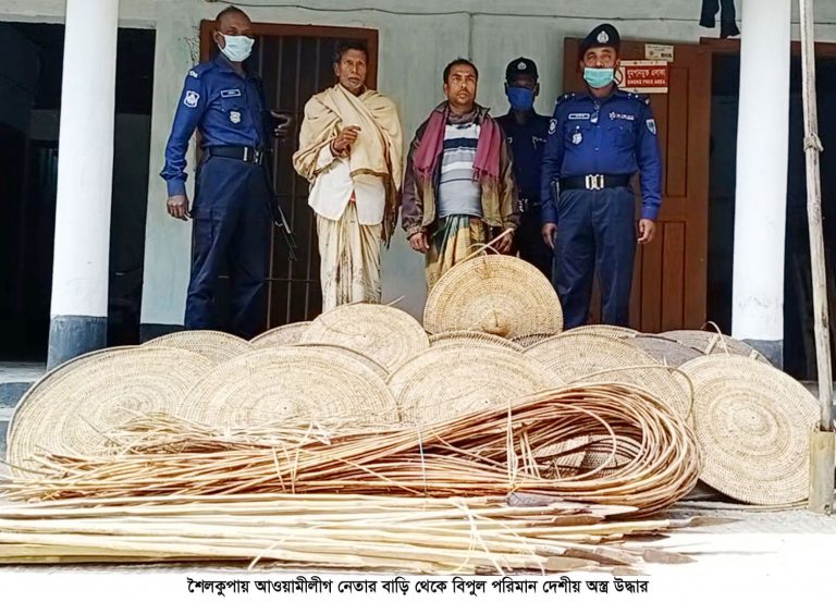 ঝিনাইদহে ইউপি চেয়ারম্যানের বাড়ি থেকে দেশীয় অস্ত্র উদ্ধার