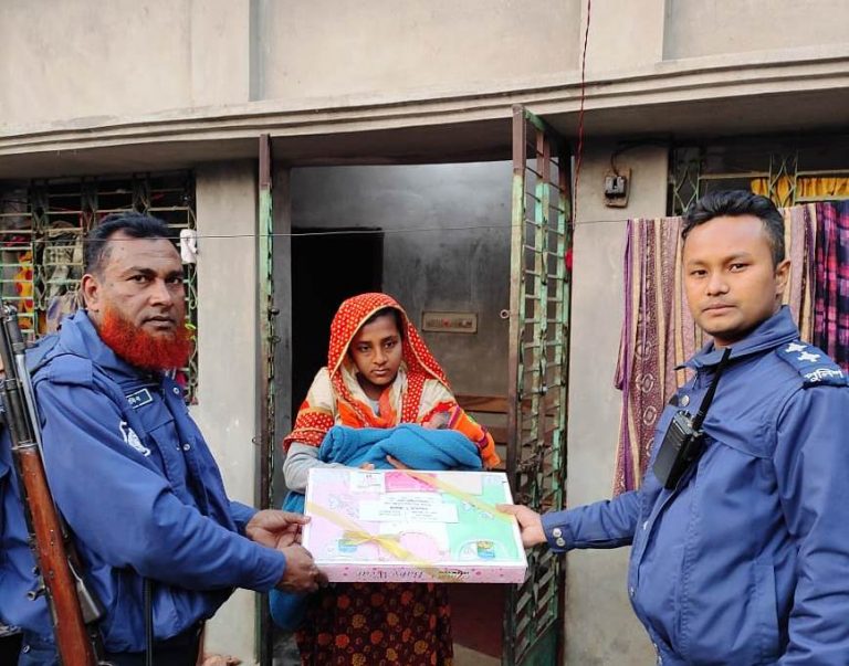 চুয়াডাঙ্গায় আরও ২৪টি কন্যা শিশুর পরিবারকে পুলিশের উপহার