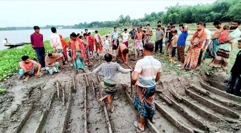 বাওড়ের মাটির নীচ থেকে পাওয়া গেলো দুইশত বছর পুর্বের পুরাতন পালতোলা নৌকা