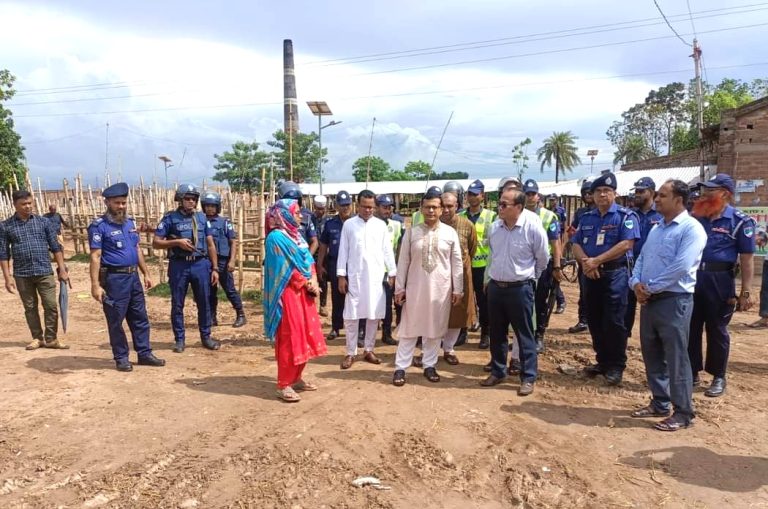 চুয়াডাঙ্গার নয়মাইল পশুহাট পরিদর্শনে ডিসি-এসপি