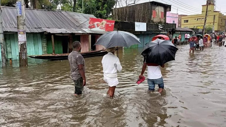 ঈদ আনন্দ বড় নয় পানি থেকে ঘর বাঁচাতে ব্যস্ত সুনামগঞ্জবাসী