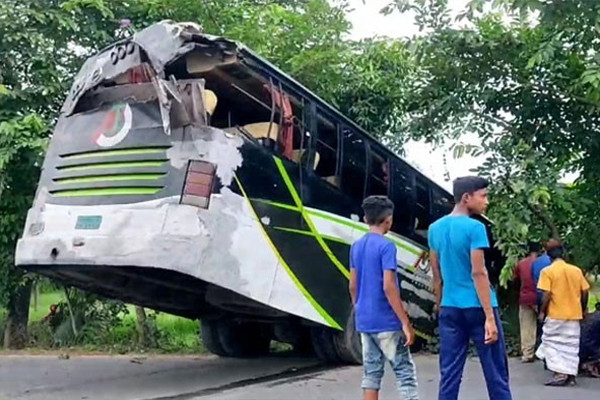 নাটোরে বাসের সিরিয়াল নিয়ে দুপক্ষের সংঘর্ষ, গুলিবিদ্ধসহ আহত ৭