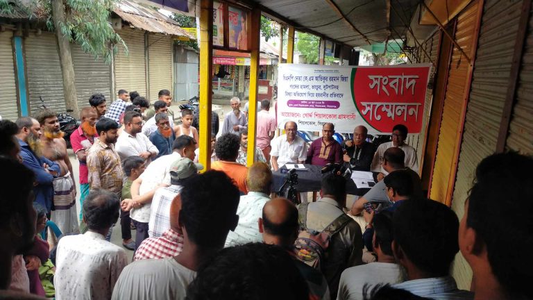 বিএনপি নেতা জিয়ার হামলা ভাংচুর লুটপাটসহ মিথ্যা অভিযোগ দিয়ে হয়রানীর প্রতিবাদে আওয়ামী পরিবারের সংবাদ সম্মেলন