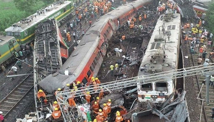 ভারতের ভয়াবহ ট্রেন দুর্ঘটনায়, নিহত বেড়ে ১৫