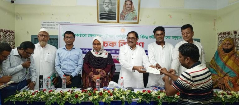 চুয়াডাঙ্গায় ৩১ ধর্মীয় প্রতিষ্ঠানে চেক বিতরণকালে এমপি টগর