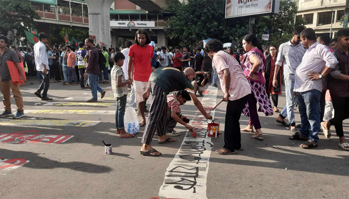 আন্দোলনকারীদের চাঙ্গা রাখতে গান আর স্লোগানে মুখর শাহবাগ মোড়