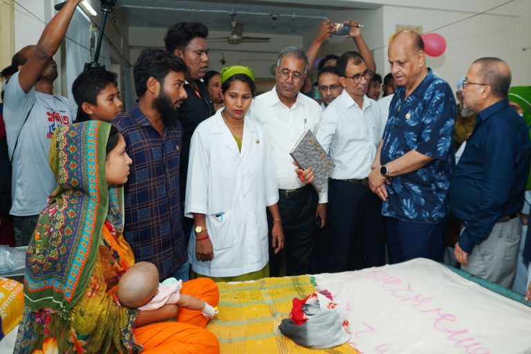 বীরগঞ্জ উপজেলা স্বাস্থ্য কমপ্লেক্স পরিদর্শন করলেন স্বাস্থ্যমন্ত্রী ডাঃ সামন্ত লাল সেন