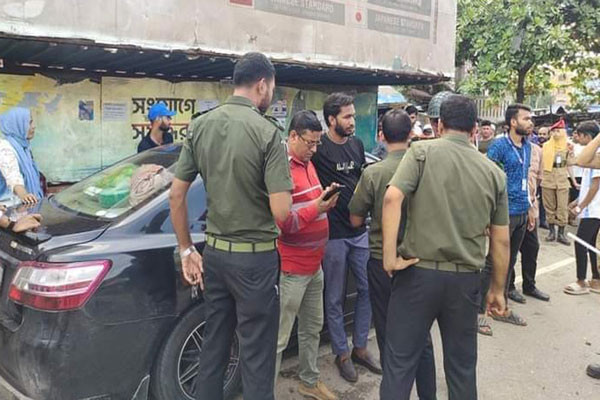 অর্থ-স্বর্ণালঙ্কার নিয়ে পালাতে গিয়ে, শিক্ষার্থীদের হাতে আটক প্রকৌশলী