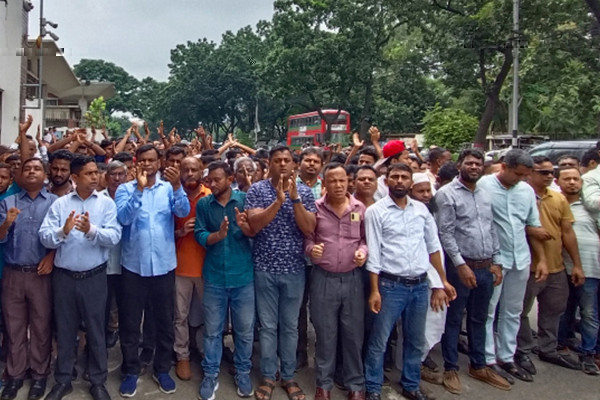 এবার সচিবদের অপসারণ চেয়ে সচিবালয়ের সামনে বিক্ষোভ