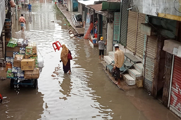 ২০ বছরেও এমন বৃষ্টি দেখেনি নোয়াখালীবাসী, পানিবন্দি ২০ লাখ মানুষ