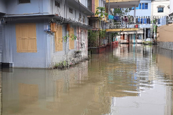 পানি বাড়ছে, আতঙ্কে সিলেটের মানুষ