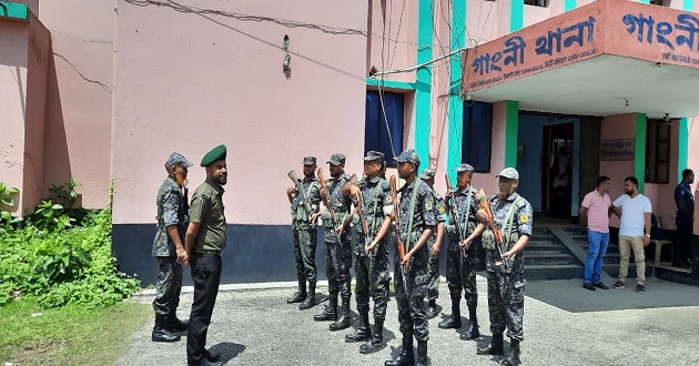 মেহেরপুরে ট্রাফিক নিয়ন্ত্রণ ও থানার নিরাপত্তায় আনসার