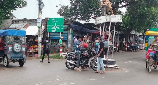 আলমডাঙ্গার মোড়ে মোড়ে যানবাহনের শৃঙ্খলা ফেরাচ্ছে শিক্ষার্থীরা