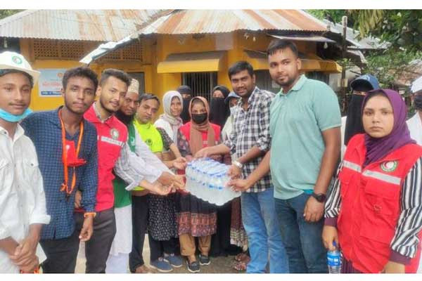 ট্রাফিকের দায়িত্ব পালনকারী শিক্ষার্থীদের পাশে বসুন্ধরা শুভসংঘ