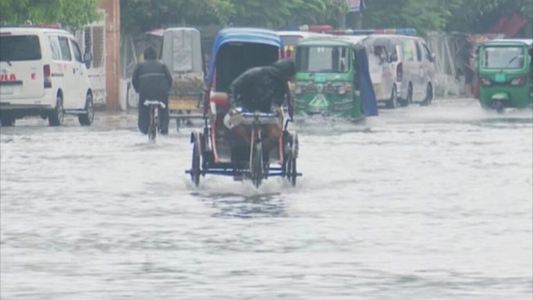 ভারি বৃষ্টিতে খুলনা নগরীতে জলাবদ্ধতা, ভোগান্তি চরমে