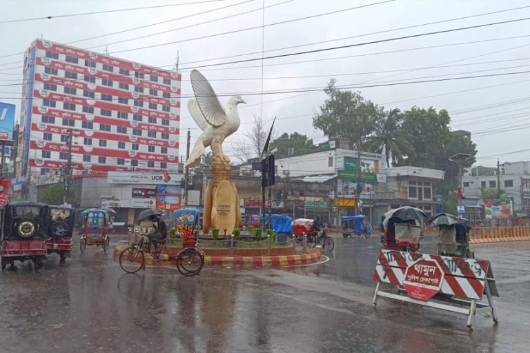 ঝিনাইদহে টানা বৃষ্টি, জনজীবনে ভোগান্তি