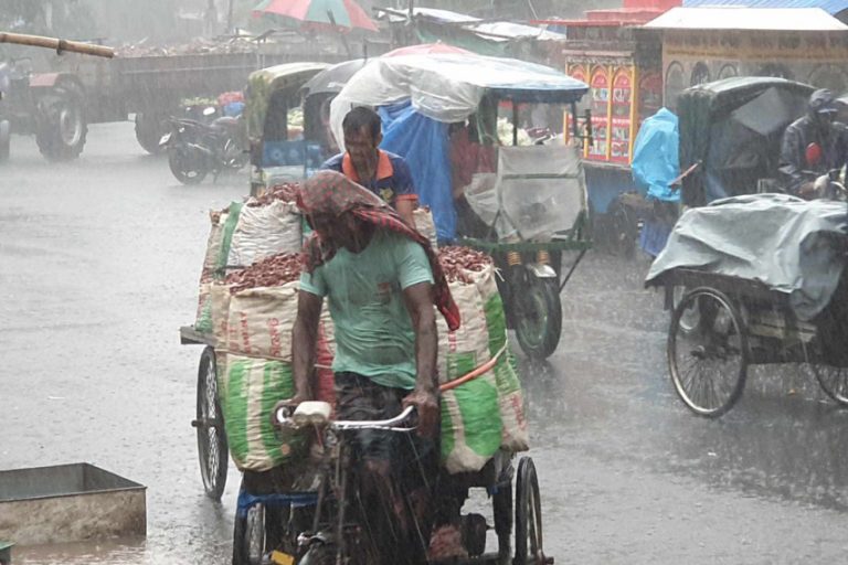 রাজশাহীতে মুষলধারে বৃষ্টি, জলাবদ্ধতা সৃষ্টি