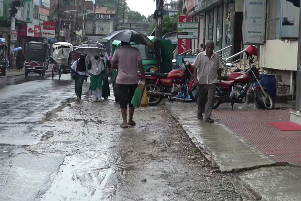 ঝিনাইদহে টানা বৃষ্টি, বিপাকে নিম্ন আয়ের মানুষ