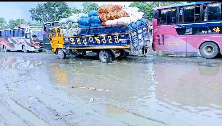 রংপুর ঢাকা জাতীয় মহাসড়ক পলাশবাড়ীতে চরম দুর্ভোগ।।সাকেক প্রকল্প বাস্তবায়নে ধীর গতি