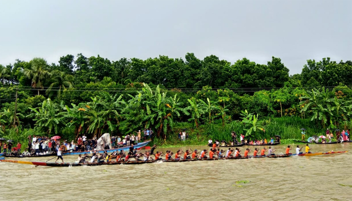 কুমার নদে শত বছরের নৌকাবাইচ দেখতে এলাকায় উৎসব, চলছে মেলা