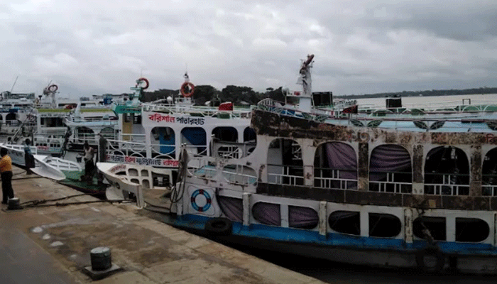 বৈরী আবহাওয়ায় উপকূলীয় অঞ্চলে নৌযান চলাচল বন্ধ