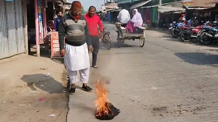 জয়পুরহাটের ক্ষেতলালে মুজিব কোট পুড়িয়ে দল থেকে পদত্যাগ করলেন আওয়ামীলীগ নেতা।