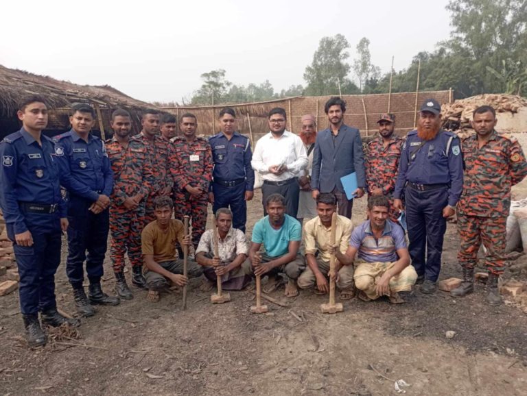 পলাশবাড়ীতে অবশেষে অবৈধ কয়লার কারখানা চুল্লি গুলো গুড়িয়ে দিলো প্রশাসন।