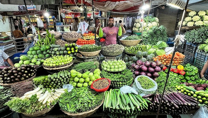 স্বস্তি ফিরেছে সবজির বাজারে, আলুর দাম চড়া