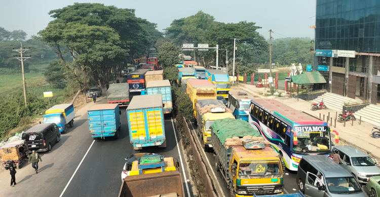 ঢাকা-চট্টগ্রাম মহাসড়কে ১৩ কিলোমিটার যানজট, যাত্রীদের ভোগান্তি