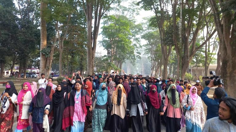 রাবি কর্মকর্তা ইসলামিক স্টাডিজ বিভাগকে নিয়ে কটুক্তির প্রতিবাদে বিক্ষোভ