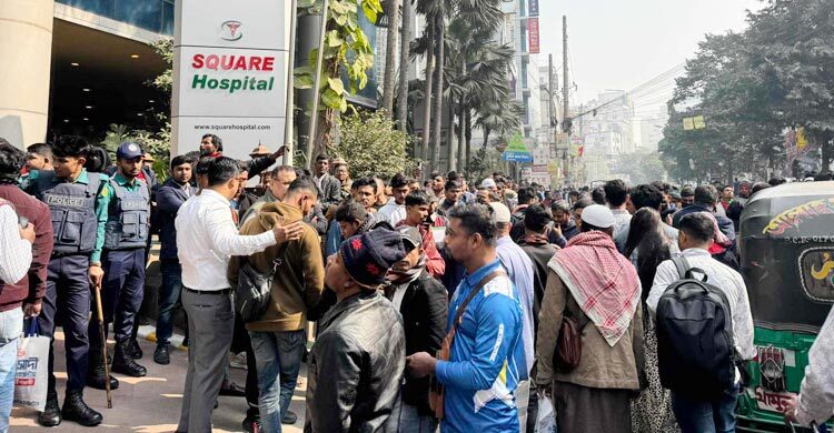 টিকা না পেয়ে পান্থপথে মধ্যপ্রাচ্যগামী প্রবাসীদের সড়ক অবরোধ